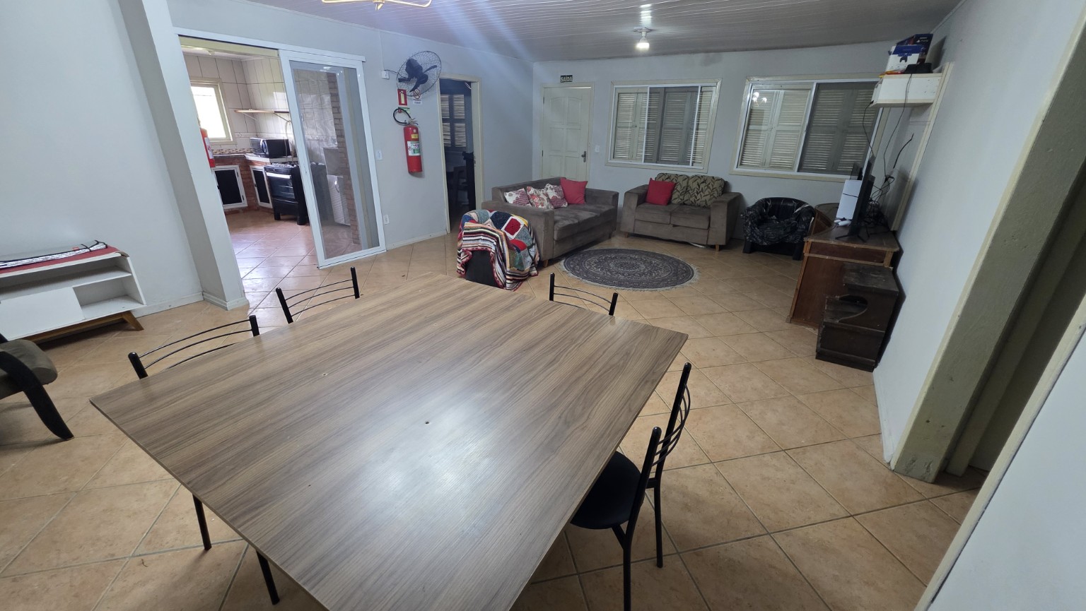 Sala de convivência e refeitório integrados