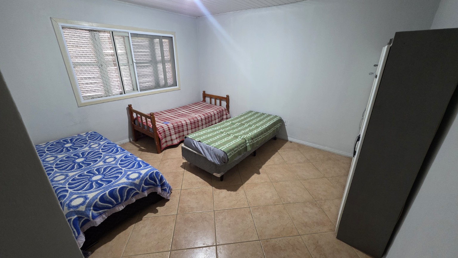 Dormitório coletivo organizado e arejado